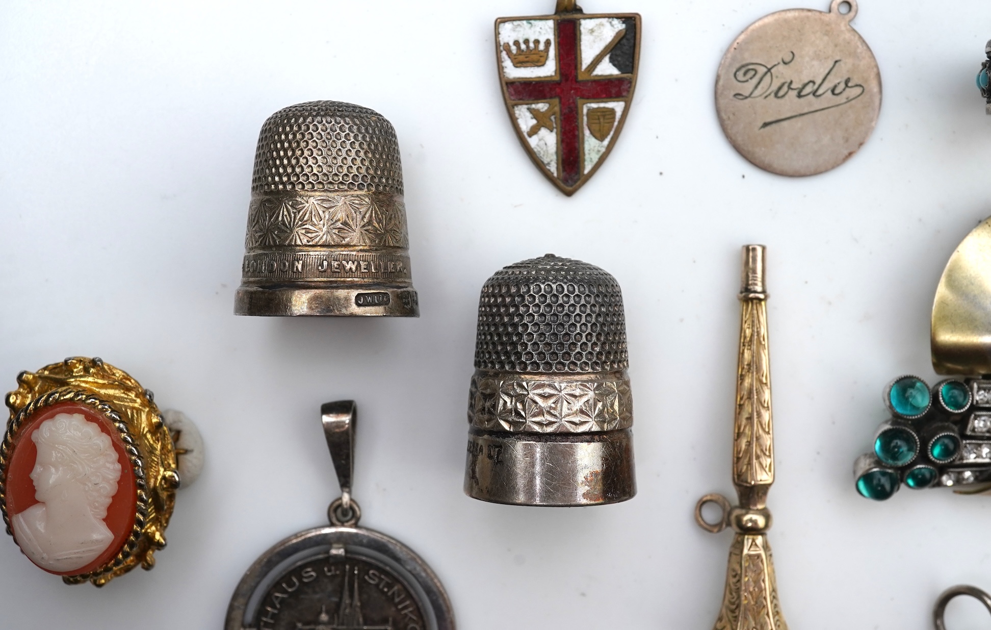 A small group of assorted collectables and jewellery including a Dunhill lighter, 64mm, a George V silver and enamel small compact, silver thimble, two Victorian garnet set brooches, an Edwardian 9ct, amethyst and seed p